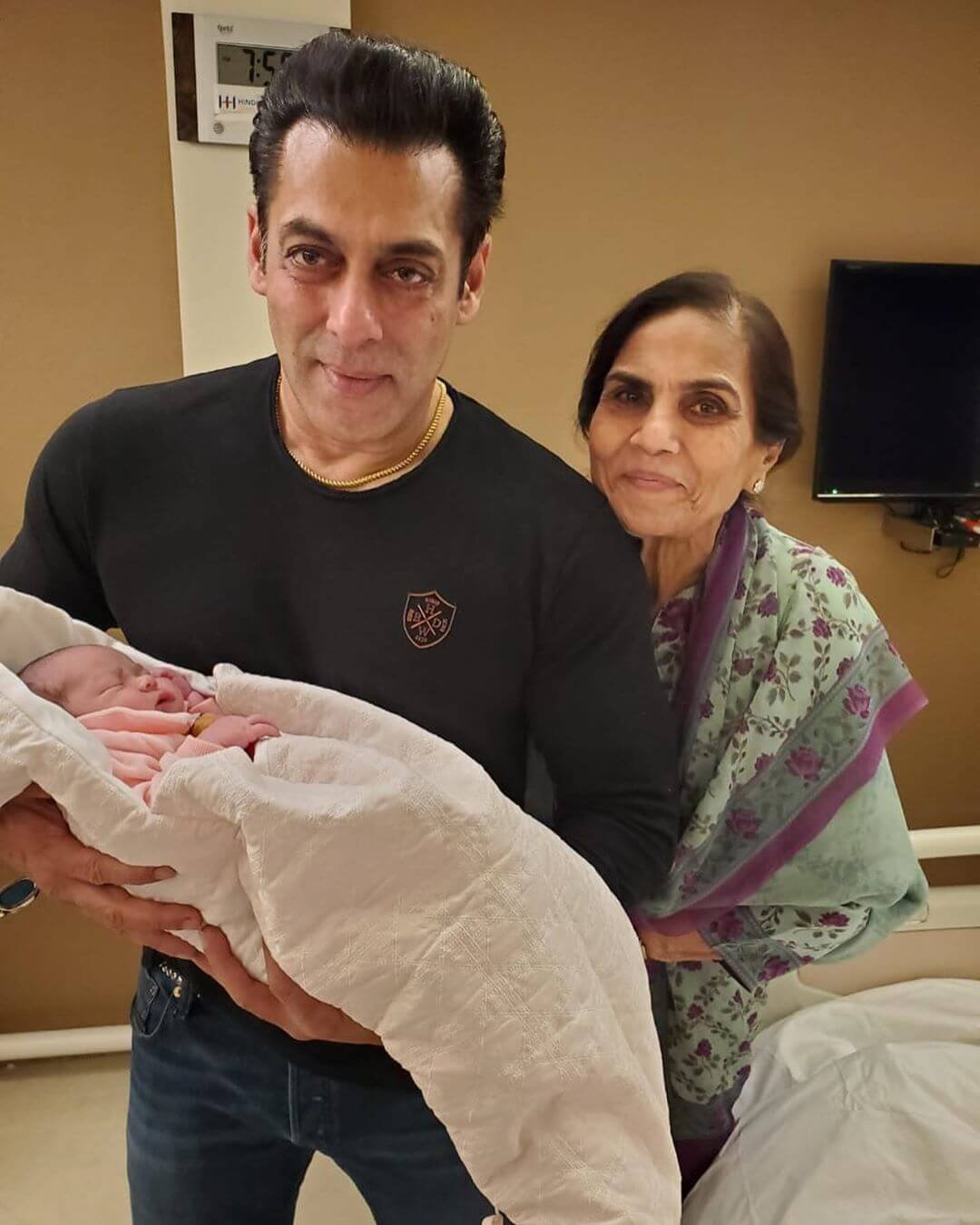 Salman Khan Playing with Arpita’s Daughter Ayat
