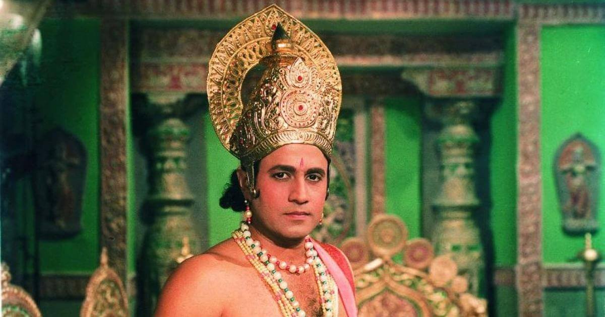 Arun Govil watching Ramayan