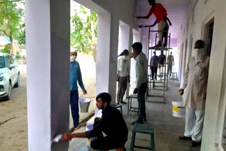 Quarantined Labourers Painted the Walls of School