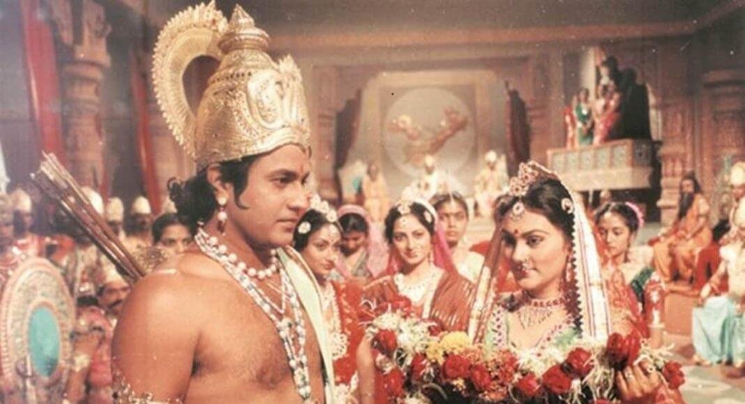 Arun Govil watching Ramayan