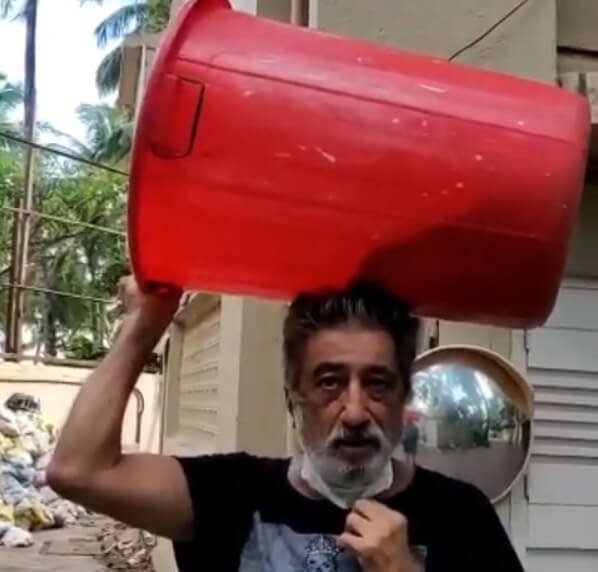  Shakti Kapoor going to buy liquor carrying a drum