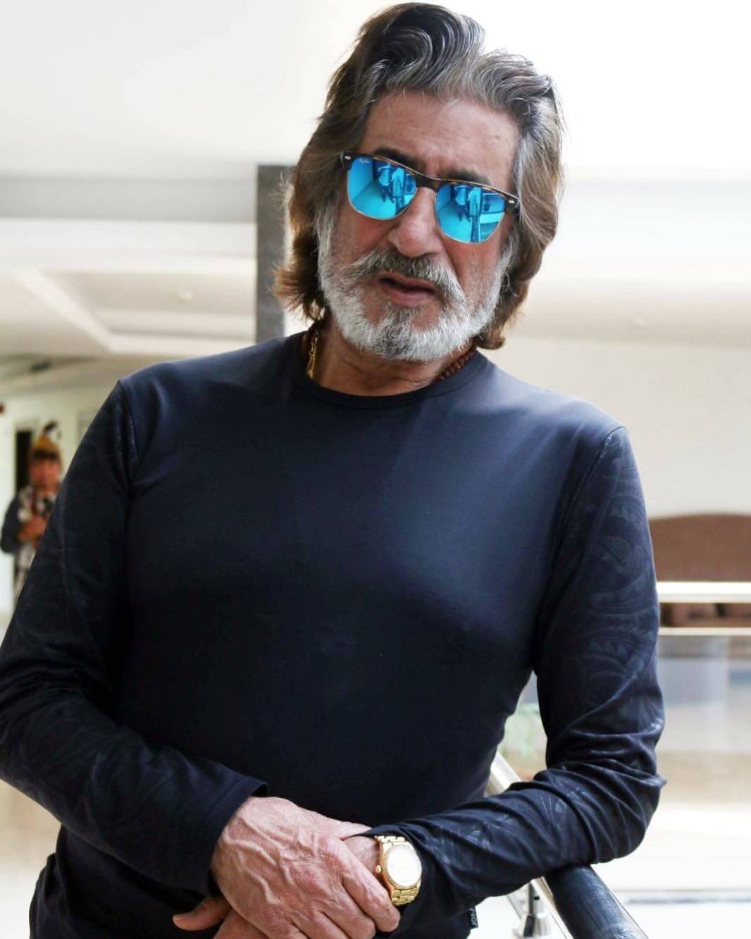  Shakti Kapoor going to buy liquor carrying a drum